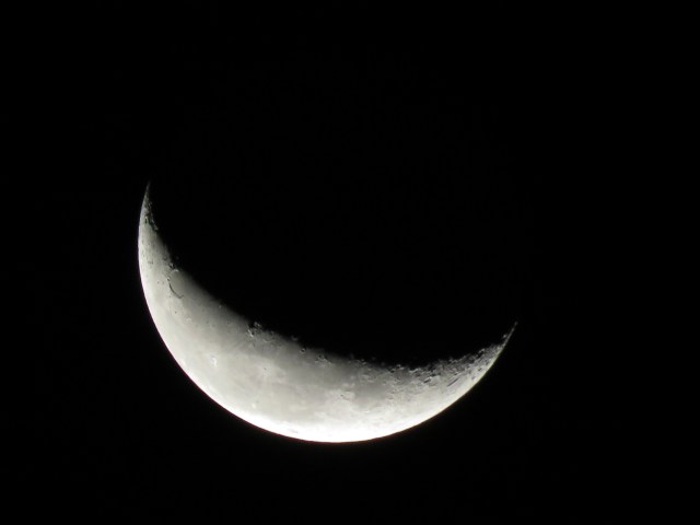Waning crescent moon from early Tuesday morning: 